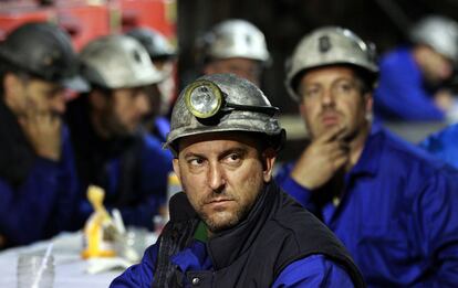 Algunas empresas carboneras han suspendido el pago de salarios como medida de presión ante la decisión de la Unión Europea de que en 2014 solo podrán seguir abiertas las explotaciones carboneras que no precisen ayudas públicas.