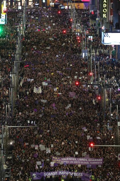  Unas 375.000 personas han acudido esta tarde a la protesta en Madrid, según la Delegación del Gobierno; en Barcelona han ido 200.000 manifestantes, según la Guardia Urbana; y en Sevilla y en Bilbao, 50.000, según fuentes policiales y municipales En la imagen, vista general de la calle Gran Vía durante la marcha del 8-M.