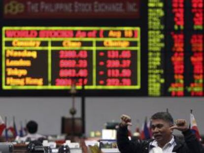 Un corredor de bolsa muestra sus pulgares hacia abajo en el parqué de Manila (Filipinas). EFE/Archivo