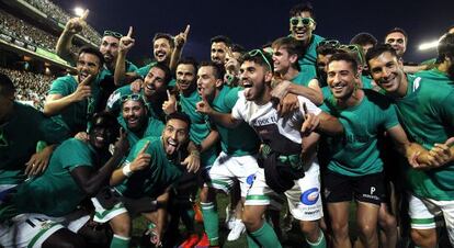 Los jugadores del Betis celebran el ascenso a Primera.