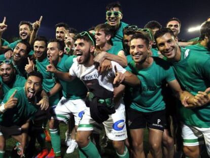 Los jugadores del Betis celebran el ascenso a Primera.