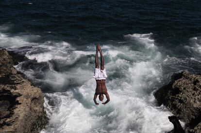 Ernesto, un joven deportista de 22 años, practica saltos lanzándose al mar desde el Malecón de La Habana, bajo la mirada de su perro. Se entrena habitualmente junto a un grupo de amigos y compiten entre ellos por ver quién realiza el salto más complicado y técnico. El salto al mar desde el Malecón requiere de gran habilidad técnica, buena forma física y gran valentía, pues debe coincidir con una ola para evitar chocarse contra las rocas.