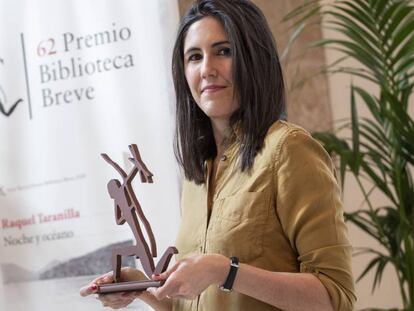 Raquel Taranilla, aquest dilluns amb l'estatueta del premi.