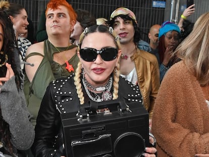 Madonna aparece por sorpresa y con un «loro» en la graduación de los estudiantes de escuela de moda más prestigiosa del mundo