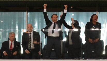 El presidente de Francia, Emmanuel Macron, celebra el final del encuentro mientras el Rey Felipe de Bélgica junto al presidente de la FIFA Gianni Infantino, permanecen sentados.