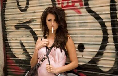 Penélope Cruz, en una calle de Barcelona en 'Vicky Cristina Barcelona'.