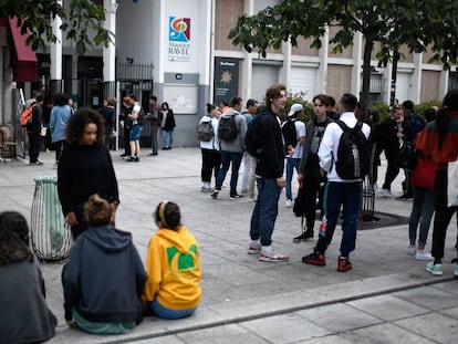 Estudiantes de instituto esperan para hacer un examen de filosofía en París.