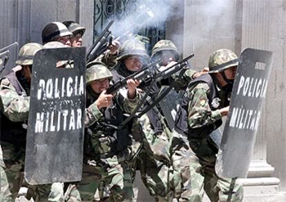 La Policía Militar dispara gases lacrimógenos ante la sede de la presidencia boliviana en La Paz.