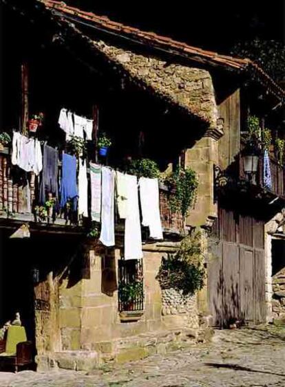 Fachada de la posada La Pastora, en Uncastillo (Zaragoza).