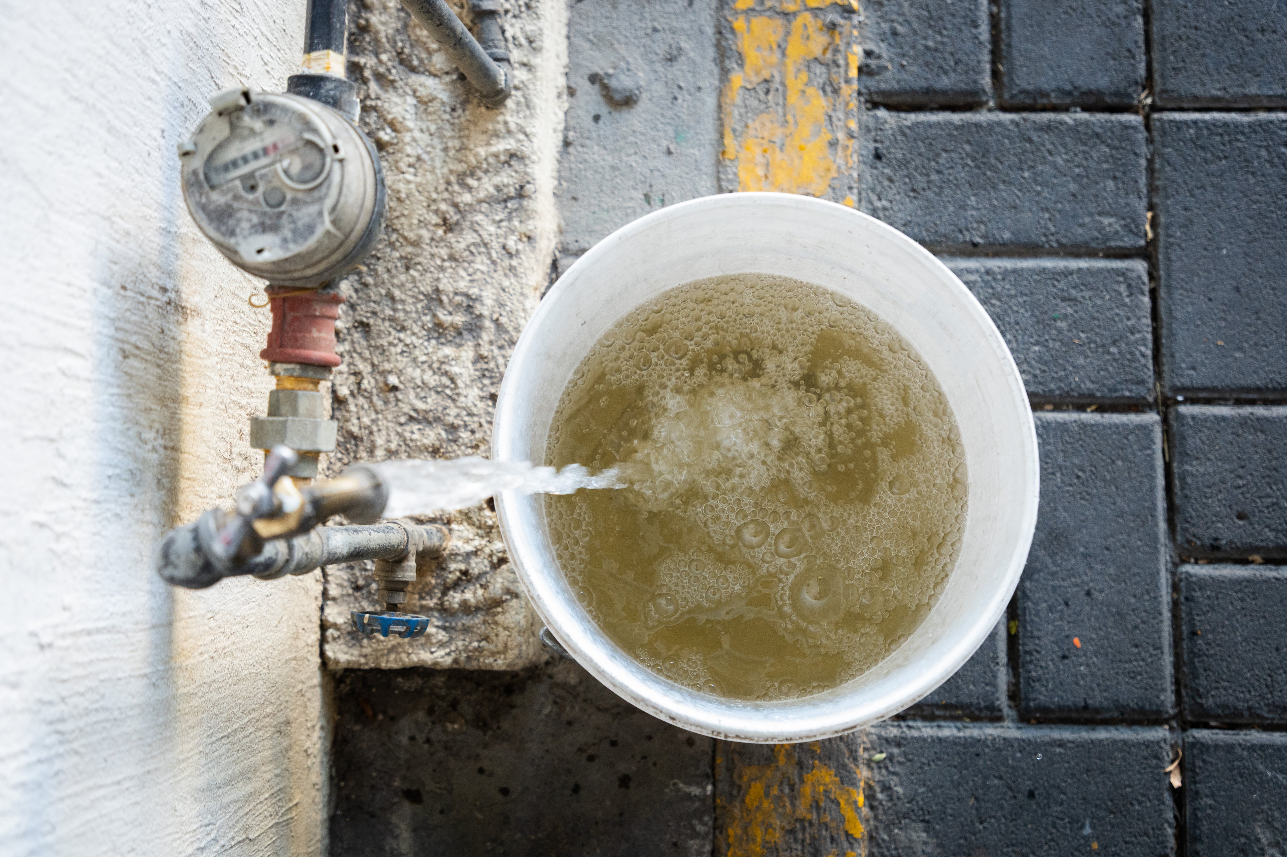 Los vecinos exigen al Gobierno publicar el diagnóstico del agua sucia de Guadalajara