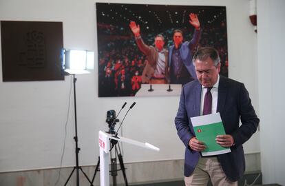 El secretario general del PSOE de Andalucía, Juan Espadas, tras ofrecer una rueda de prensa en la sede regional del partido.