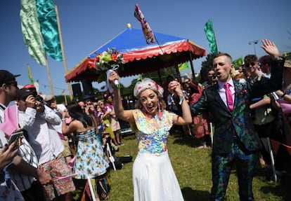 Una pareja se casa en el Festival de Glastonbury, en Pilton, el 27 de junio de 2019.