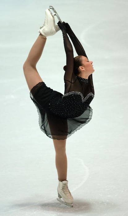 Una de las participantes en el torneo Nebelhorn (Alemania) de patinaje artístico sobre hielo.