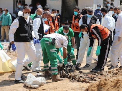 Miembros de los ministerios palestinos de interior, salud y justicia examinan los cuerpos recuperados entre las ruinas del hospital Al Shifa, tras el abandono de las tropas israelíes, este lunes en Gaza.