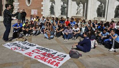 Alumnos y profesores de Ciencias de la Educaci&oacute;n F&iacute;sica en la Plaza del Patriarca, este martes.