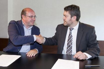 Pedro Antonio Sánchez (PP) y Miguel Sánchez (C's) tras firmar el acuerdo anticorrupción.