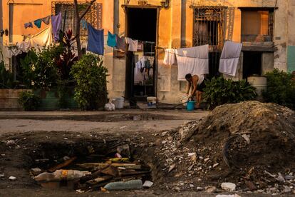 En Cienfuegos, algunos vecinos están esperando a que oficiales estatales solucionen el problema con la pipa en su calle. Mientras tanto, el agua entra en las casas contaminada.