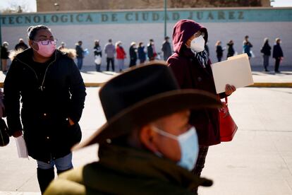 Maestros hacen fila la vacuna contra el coronavirus, en Ciudad Juárez, México.
