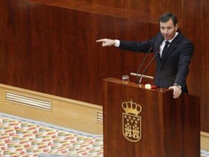 Tomás Gómez señala a Esperanza Aguirre durante el debate.