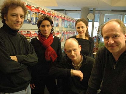 Parte del equipo de<i> L&#39;Hebdo</b> </i>en Bondy. De izquierda a derecha, Michel Audétat, Sonia Arnal, Serge Michel, Sabine Pirolt y Alain Rebetez.