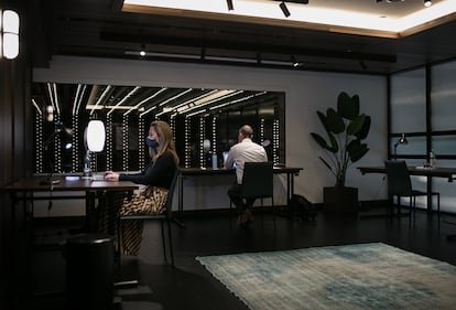 Espacio de coworking con alquiler de mesas en una de las salas del hotel Gallery de Barcelona.