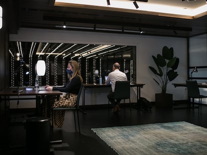 Espacio de coworking con alquiler de mesas en una de las salas del hotel Gallery de Barcelona.