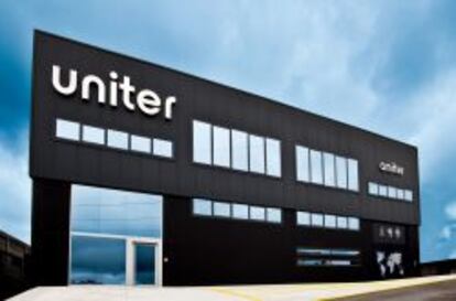 Uniter nació en Arteixo, localidad gallega, conocida por ser el lugar donde tiene su sede Inditex. La empresa se trasladó luego a La Coruña, donde actualmente se encuentra su edificio principal.