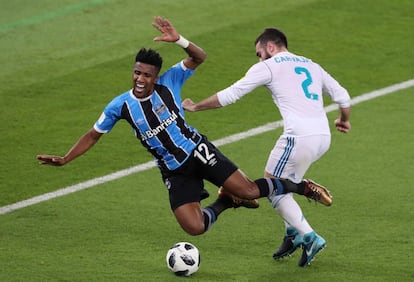 El jugador del Gremio Cortez cae al suelo en una jugada con Carvajal.