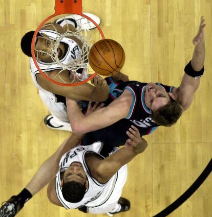 Pau Gasol pugna con Tim Duncan en un Grizzlies-Spurs (17 abril de 2004).