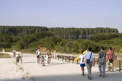 Paseantes en uno de los parques del anillo verde de Vitoria.