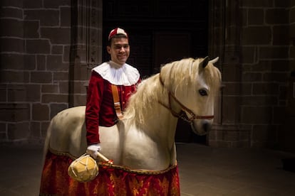 Uno de los secretos a voces es que quienes no apuestan solo por la fiesta nocturna descubren trocitos del corazón de Pamplona a la luz del sol. Uno de ellos es la procesión dedicada al santo que le da nombre, San Fermín. Allí, misterio y devoción se encuentran en los saltos de un zaldiko maldiko, un caballito al que Unai Armendáriz da vida. Una figura que se remonta a 1627 y que fue recuperada hace siete años. “Es la magia de antaño”, explica Armendáriz, que baila y corre ante el cortejo. Un gran momento de las fiestas antiguo y nuevo a la vez.