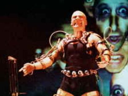 HANNOVER(ALEMANIA).-El ex componente del grupo "La Fura dels BAUS",Marcel.li Antúnez, presentó hoy en la Feria de Hannover,dentro de las actividades del Pabellón Español,su nuevo espectáculo "AFASIA" que se representa en el Landesbühne.- EFE/Jose Ramirez