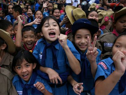 Estudiantes celebran el rescate frente al hospital de Chiang Rai.