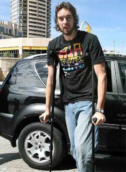 Pau Gasol, con muletas por su lesión en el pie