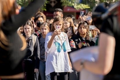 Jóvenes estudiantes graban durante una protesta en una escuela en Santa Ana (California), en noviembre de 2022.