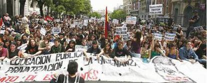 Miles de jóvenes -15.000 según los convocantes y 1.000 según la policía- han participado en la protesta de esta mañana.