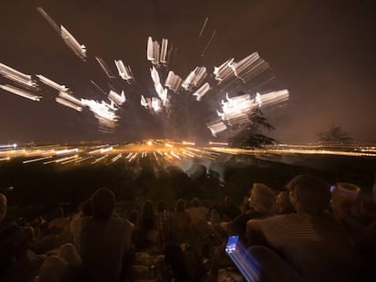 Asistentes a 'Anochece en el parque', espectáculo pirotécnico con musica que despide 'Veranos de la Villa'.