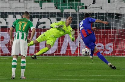 Burgos bate de penalti a Robles.