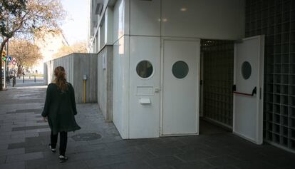 Una dona camina davant la sala de venopunció de Sant Adrià de Besòs.