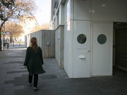 Una mujer camina frente a la sala de venopunción de Sant Adrià de Besòs.