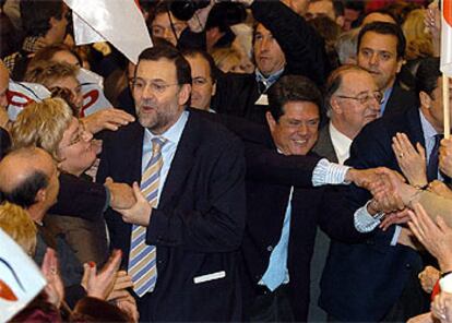 Rajoy saluda a los militantes populares en Alicante junto a Federico Trillo.
