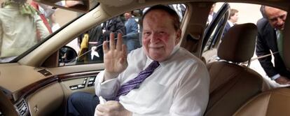 Adelson saluda a los periodistas el 16 de octubre en Madrid.