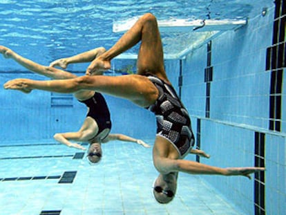 Gemma Mengual y Paola Tirados, dúo español de natación sincronizada, ensayando en el Centro de Alto Rendimiento de Sant Cugat.