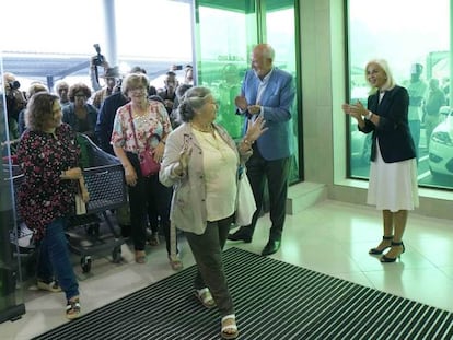 Apertura de puertas de la nueva tienda de Mercadona en el distrito de Oporto, la primera que abre en Portugal. En ella, el presidente de la compa&ntilde;&iacute;a, Juan Roig, y su vicepresidenta, Hortensia Herrero, participan en la inauguraci&oacute;n.