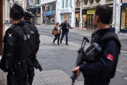 El grupo había amenazado con una campaña de atentados contra objetivos turísticos y en las ciudades del oeste de Turquía como represalia por las operaciones militares turcas en el sudeste kurdo del país. En la imagen, dos personas caminan por la zona asegurada por la policía.