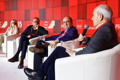 De izquierda a derecha, Manuela de Madre, Raimon Obiols, Miquel Iceta y José Montilla, en una mesa durante el congreso.