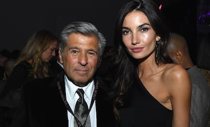 Ed Razek, junto a la modelo Lily Aldridge, en 2016.