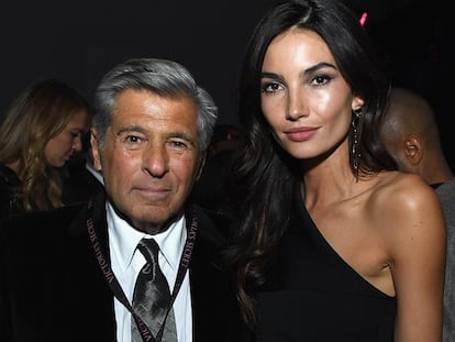 Ed Razek, junto a la modelo Lily Aldridge, en 2016.