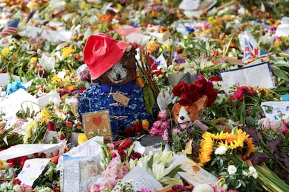 Uno de los osos Paddington que los británicos dejaron a modo de tributo en Londres tras la muerte de la reina Isabel II.