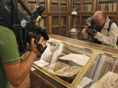 Urna con réplica del Códice Calixtino expuesta en la Catedral de Santiago de Compostela esta semana.